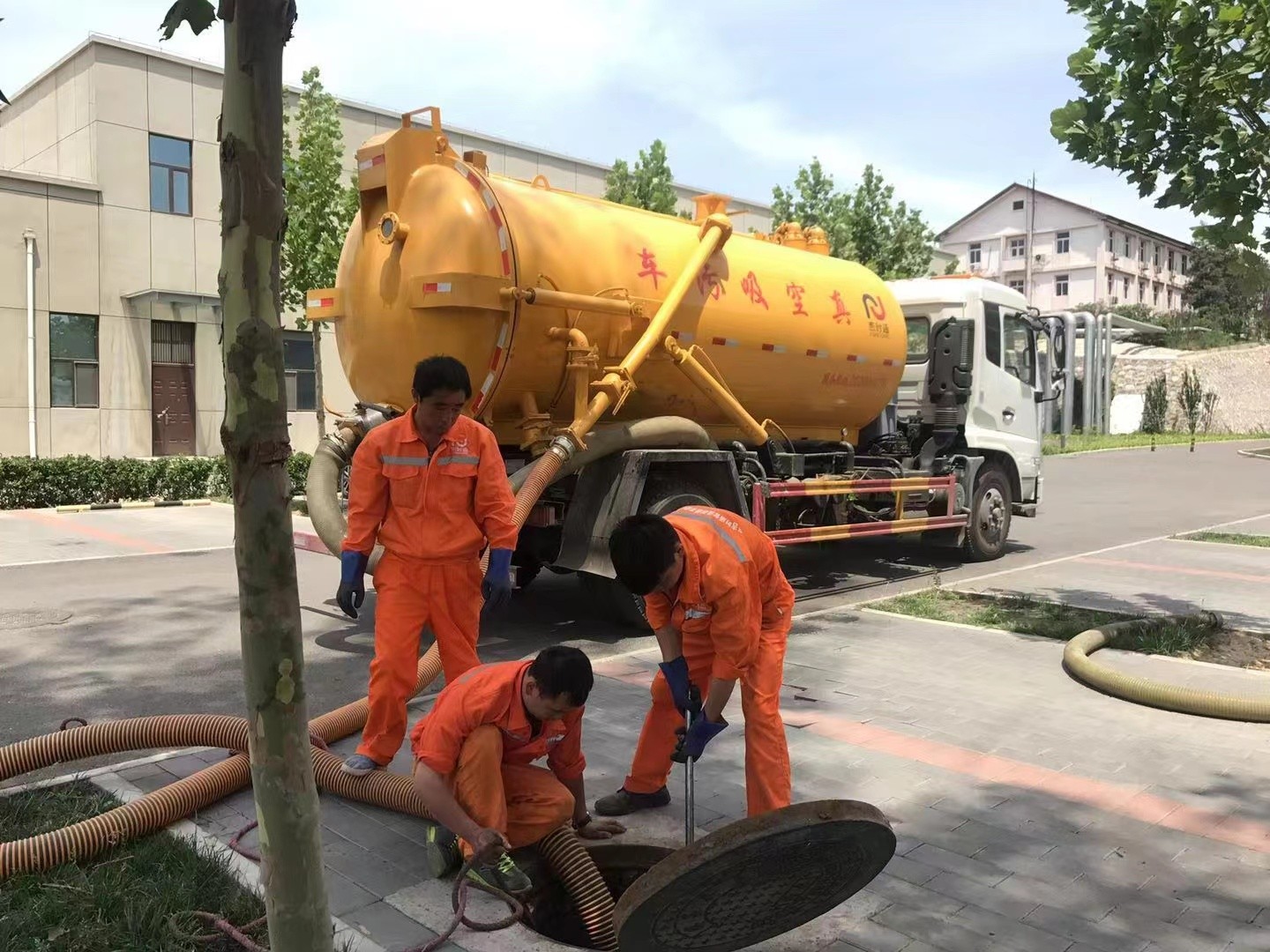 鄂城化粪池清理与5-8吨吸粪车施工效率分析